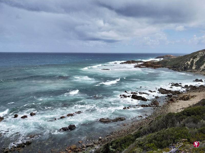 沿着海角步道,看着海浪拍打岸边的石头,撞击出巨大浪花,像在演奏一首狂想曲。(黄义霖摄) 沿着海角步道,看着海浪拍打岸边的石头,撞击出巨大浪花,像在演奏一首狂想曲。(黄义霖摄)