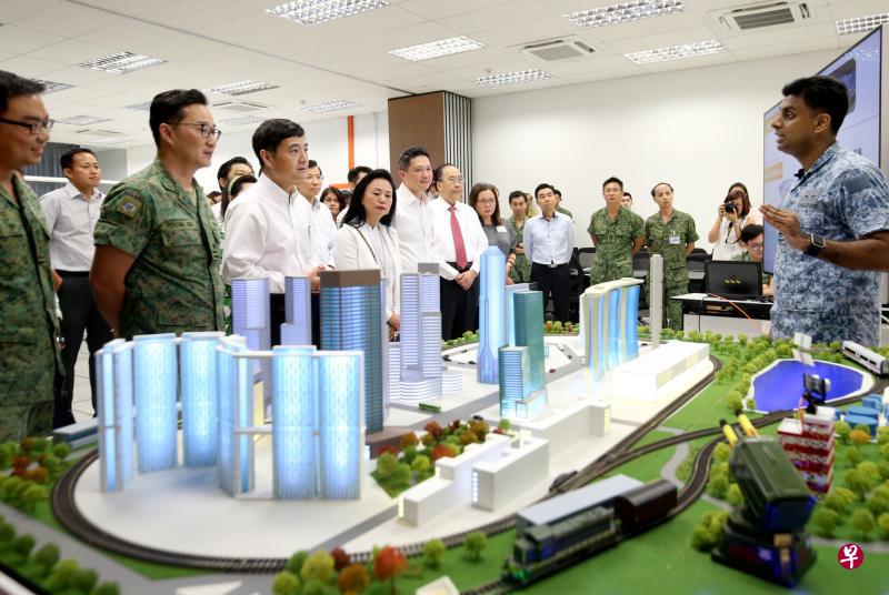 国防部高级政务部长王志豪(左二起)和前官委议员张齐娥、议员郭献川、议员林瑞莲(左六)等国防社区咨询联系委员会成员听取武装部队网络安全人员讲解网安工作。(严宣融摄) 国防部高级政务部长王志豪(左二起)和前官委议员张齐娥、议员郭献川、议员林瑞莲(左六)等国防社区咨询联系委员会成员听取武装部队网络安全人员讲解网安工作。(严宣融摄)