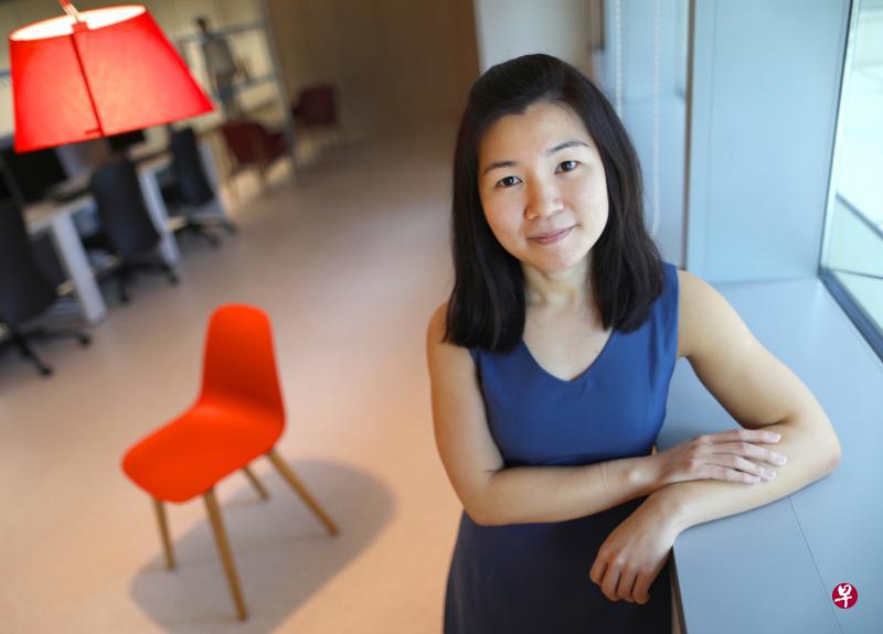 专门帮助传染病患的高级医疗社工林静宜指出,这次的资料泄露事件再次提醒她,HIV病患仍然活在阴影中。他们的病情可能已经受控制,也不会因为爱之病病发死亡,但他们仍旧得面对社会的审判。(何家俊摄) 专门帮助传染病患的高级医疗社工林静宜指出,这次的资料泄露事件再次提醒她,HIV病患仍然活在阴影中。他们的病情可能已经受控制,也不会因为爱之病病发死亡,但他们仍旧得面对社会的审判。(何家俊摄)