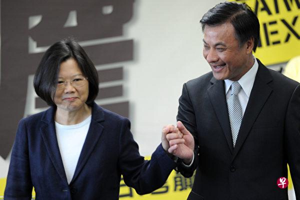 苏嘉全(右)被陈水扁狠批“不够谦卑”,害了蔡英文(左)(互联网) 苏嘉全(右)被陈水扁狠批“不够谦卑”,害了蔡英文(左)(互联网)