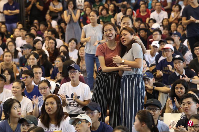 今天领取成绩的首届诺雅初院毕业生表现优异。(陈来福摄) 今天领取成绩的首届诺雅初院毕业生表现优异。(陈来福摄)