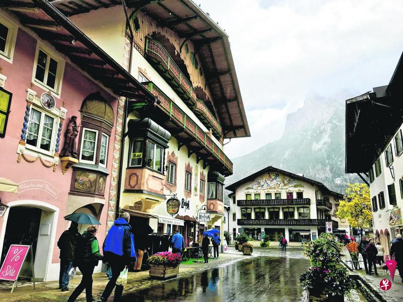 阿尔卑斯山山脚下的米滕瓦尔德拥有漂亮的小镇风情。 阿尔卑斯山山脚下的米滕瓦尔德拥有漂亮的小镇风情。