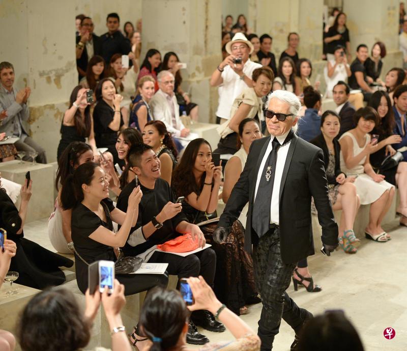 2013年5月9日晚,香奈儿在新加坡登布西山举行2013/2014年休旅系列的世界首发会。(档案照) 2013年5月9日晚,香奈儿在新加坡登布西山举行2013/2014年休旅系列的世界首发会。(档案照)