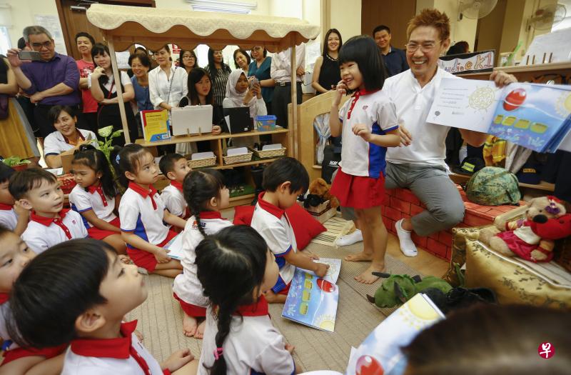 新传媒前艺人陈之财在幼儿园朗读新书,通过有趣和互动的方式教导小孩全面防卫的知识。(特约林琬清摄) 新传媒前艺人陈之财在幼儿园朗读新书,通过有趣和互动的方式教导小孩全面防卫的知识。(特约林琬清摄)