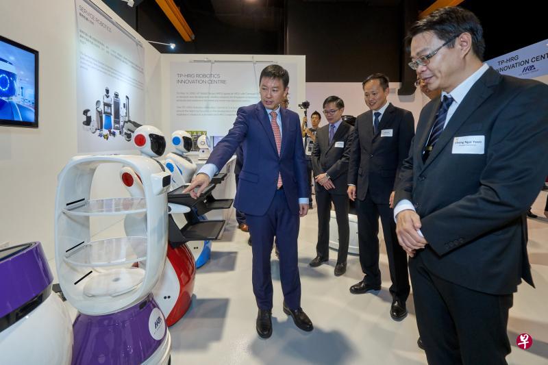 淡马锡工院-哈工大机器人集团机器人创新中心昨日开幕,贸工部兼教育部高级政务部长徐芳达(左一)参观中心内各式各样的机器人。(淡马锡理工学院提供) 淡马锡工院-哈工大机器人集团机器人创新中心昨日开幕,贸工部兼教育部高级政务部长徐芳达(左一)参观中心内各式各样的机器人。(淡马锡理工学院提供)