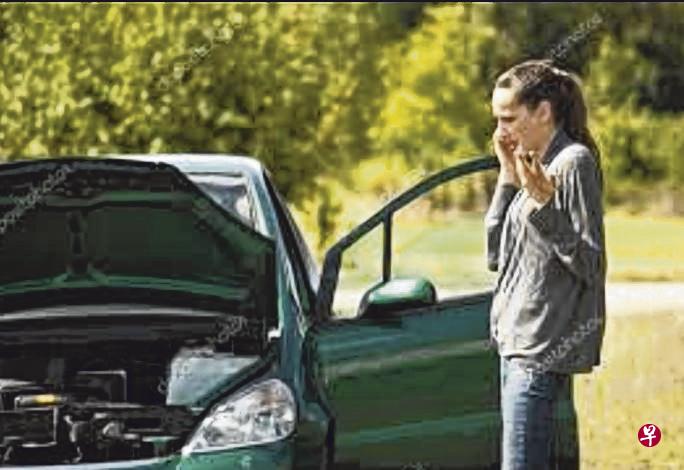 车子如果抛锚,司机应小心停在左边路肩,确保后方无车子才下车,并放反光三角形警示牌。(互联网) 车子如果抛锚,司机应小心停在左边路肩,确保后方无车子才下车,并放反光三角形警示牌。(互联网)