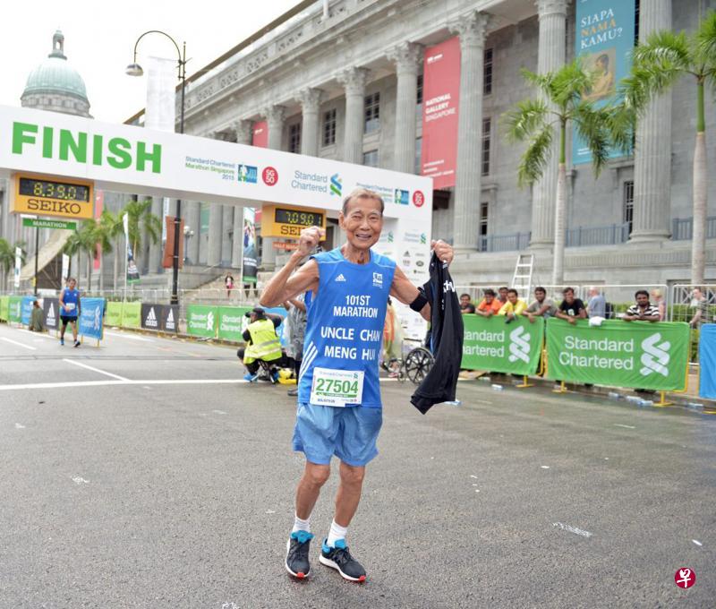 陈民辉四年前最后一次参加渣打银行马拉松,完成他第101次的马拉松。(档案照片) 陈民辉四年前最后一次参加渣打银行马拉松,完成他第101次的马拉松。(档案照片)