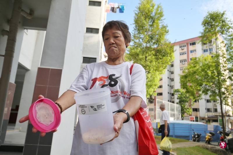 义顺东居民卓莲参与伊蚊绝育试验活动，亲自释放不育的带菌雄蚊。该区自从去年参与试验后，居民发现蚊子减少了。（谢智扬摄）