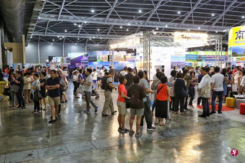 昨天是NATAS旅游展的第一天,参观者一早就到场排队,希望购得优惠配套。(特约陈福洲摄) 昨天是NATAS旅游展的第一天,参观者一早就到场排队,希望购得优惠配套。(特约陈福洲摄)