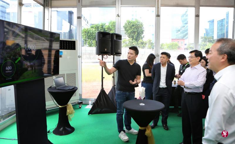 雷蛇创办人兼首席执行长陈民亮(左)向财政部长王瑞杰(右)介绍新区域总部大厦的特点与打算扩大本地人力的计划。站在两人中间的是Echo Base-BP Capital董事经理兼联合创办人林丰振。(龙国雄摄) 雷蛇创办人兼首席执行长陈民亮(左)向财政部长王瑞杰(右)介绍新区域总部大厦的特点与打算扩大本地人力的计划。站在两人中间的是Echo Base-BP Capital董事经理兼联合创办人林丰振。(龙国雄摄)