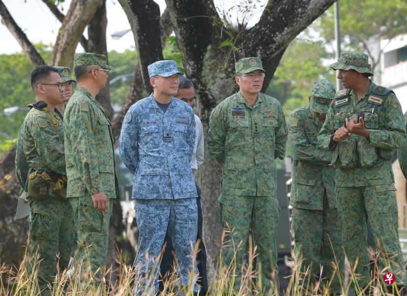 陈志伟准将(右三)受委为新加坡武装部队总监察署首位总监察长,他本星期三随三军总长王赐吉中将(右二)到第295炮兵营视察。(国防部提供) 陈志伟准将(右三)受委为新加坡武装部队总监察署首位总监察长,他本星期三随三军总长王赐吉中将(右二)到第295炮兵营视察。(国防部提供)