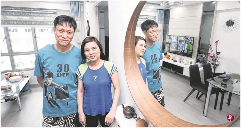 陈学灿夫妇去年2月搬进位于菜市路的二房灵活单位,并选择较短的45年屋契。(邬福梁摄) 陈学灿夫妇去年2月搬进位于菜市路的二房灵活单位,并选择较短的45年屋契。(邬福梁摄)