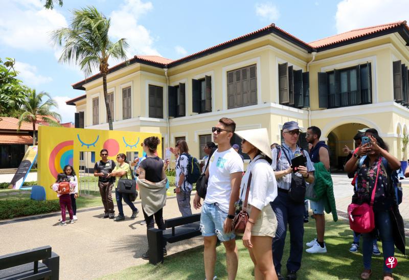 樟宜机场集团为过境旅客提供免费新加坡之旅的导览,让他们到甘榜格南等地观光。(庄耿闻摄) 樟宜机场集团为过境旅客提供免费新加坡之旅的导览,让他们到甘榜格南等地观光。(庄耿闻摄)