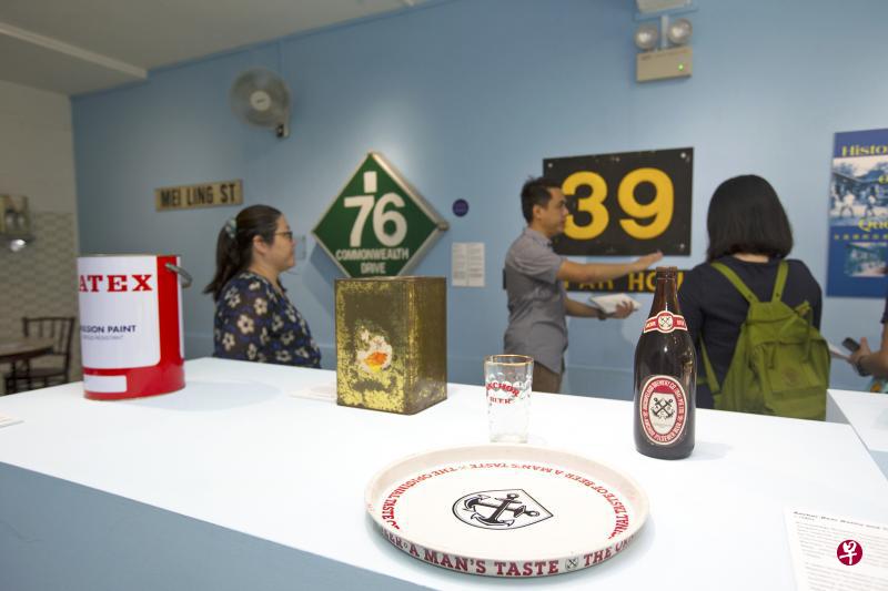 “我爱女皇镇”生活馆的开馆展览“我们的故事,你还记得吗?”展出充满古早味的铁制饼干桶、啤酒瓶,以及路牌等物件。(特约曾道明摄) “我爱女皇镇”生活馆的开馆展览“我们的故事,你还记得吗?”展出充满古早味的铁制饼干桶、啤酒瓶,以及路牌等物件。(特约曾道明摄)