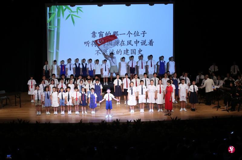26所特选学校的学生代表昨天一同朗诵本地知名文化人梁文福博士创作的诗歌,述说一代人对特选学校的情怀和期许。(梁麒麟摄) 26所特选学校的学生代表昨天一同朗诵本地知名文化人梁文福博士创作的诗歌,述说一代人对特选学校的情怀和期许。(梁麒麟摄)
