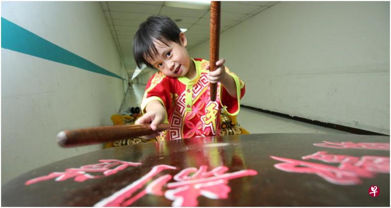 李汶轩从小在耳濡目染之下接触打鼓,如今已成为醒狮团的活招牌。(梁麒麟摄) 李汶轩从小在耳濡目染之下接触打鼓,如今已成为醒狮团的活招牌。(梁麒麟摄)