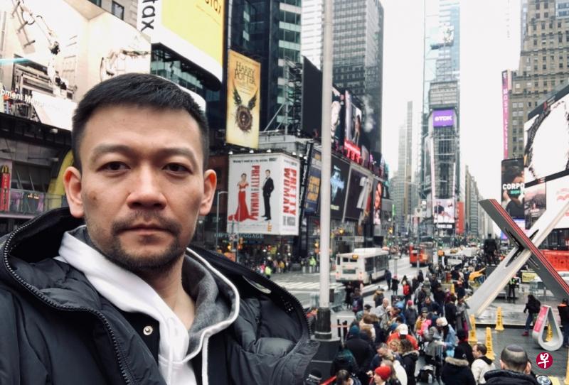 《流浪地球》导演郭帆今天凌晨在微博上载他在美国纽约自拍的照片。(取自微博) 《流浪地球》导演郭帆今天凌晨在微博上载他在美国纽约自拍的照片。(取自微博)