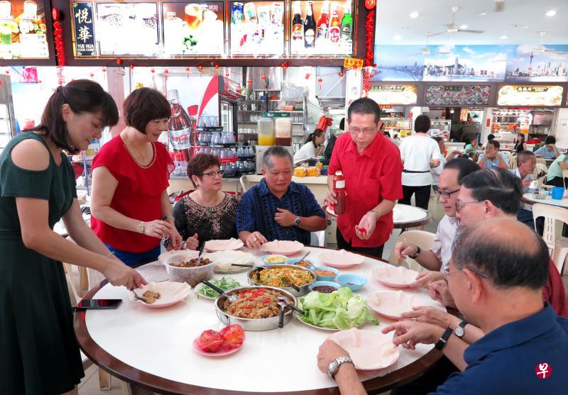 新移民沈武平与黄婉夫妇(右四与左二)烹煮家乡薄饼宴请乡亲,介绍故里习俗,联系乡情。 新移民沈武平与黄婉夫妇(右四与左二)烹煮家乡薄饼宴请乡亲,介绍故里习俗,联系乡情。