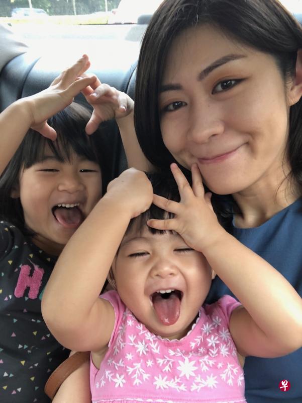 小西瓜(左)和小柠檬在每天的欢笑吵闹中学习爱惜彼此。(陈诗雨摄) 小西瓜(左)和小柠檬在每天的欢笑吵闹中学习爱惜彼此。(陈诗雨摄)