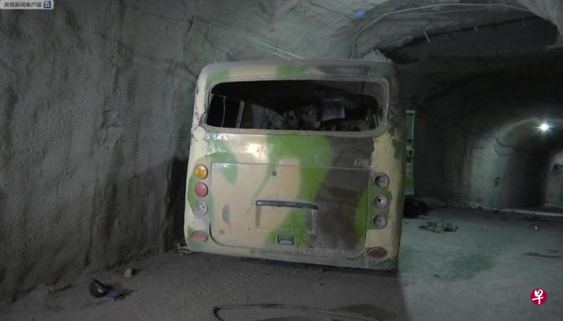 银漫矿业公司的通勤车在矿井下失控、撞向辅助斜坡巷道。(央视新闻客户端) 银漫矿业公司的通勤车在矿井下失控、撞向辅助斜坡巷道。(央视新闻客户端)