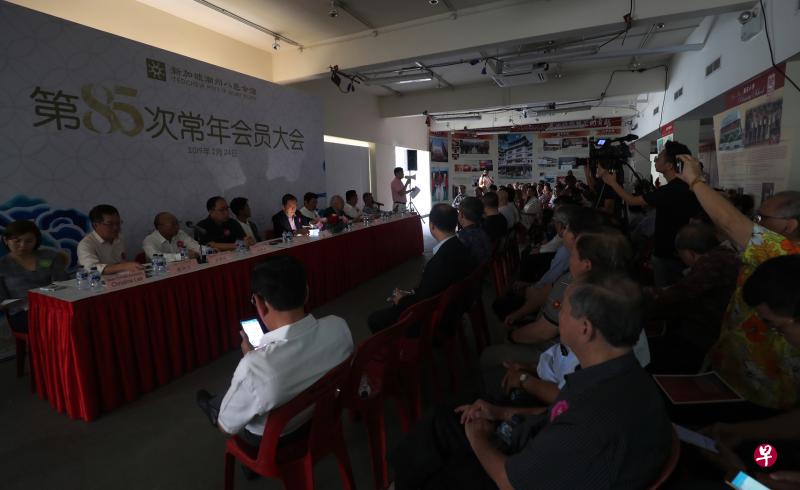 潮州八邑会馆昨天上午召开第85次常年会员大会,会议开始前五分钟突然停电,会场陷入一片昏暗,以致大会延后半小时才召开。(陈来福摄) 潮州八邑会馆昨天上午召开第85次常年会员大会,会议开始前五分钟突然停电,会场陷入一片昏暗,以致大会延后半小时才召开。(陈来福摄)