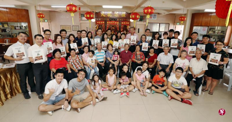 热衷于整理族谱的长林公会会员林碧鸾(第三排左八)发布自己撰写的家族史,邀请本地的家族成员共聚长林公会会所。在林碧鸾左边的是她丈夫钟强顺。(饶进礼摄) 热衷于整理族谱的长林公会会员林碧鸾(第三排左八)发布自己撰写的家族史,邀请本地的家族成员共聚长林公会会所。在林碧鸾左边的是她丈夫钟强顺。(饶进礼摄)