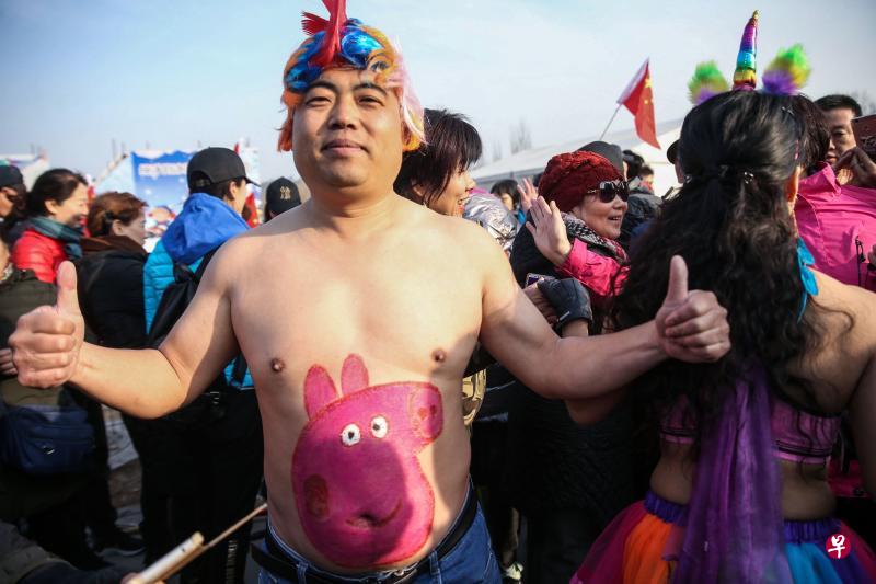 一位跑者在自己肚皮上画上“小猪佩奇”动漫形象。(法新社) 一位跑者在自己肚皮上画上“小猪佩奇”动漫形象。(法新社)