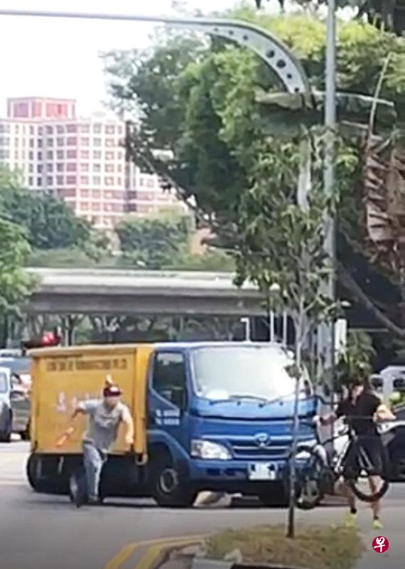 罗厘司机下车与脚踏车骑士对峙。(读者提供) 罗厘司机下车与脚踏车骑士对峙。(读者提供)