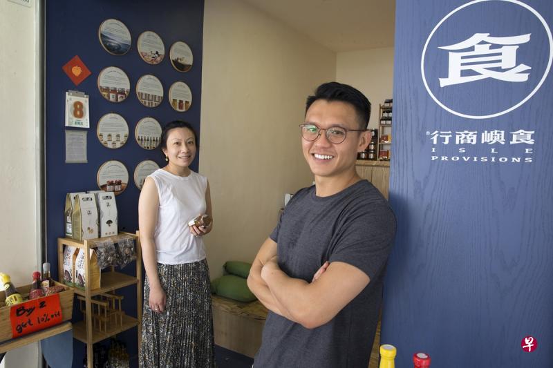 张伊铃(左)与符向毅在中峇鲁市场开设店铺,售卖台湾以外吃不到的天然食品,打造别具格调的杂货店。(特约曾道明摄) 张伊铃(左)与符向毅在中峇鲁市场开设店铺,售卖台湾以外吃不到的天然食品,打造别具格调的杂货店。(特约曾道明摄)