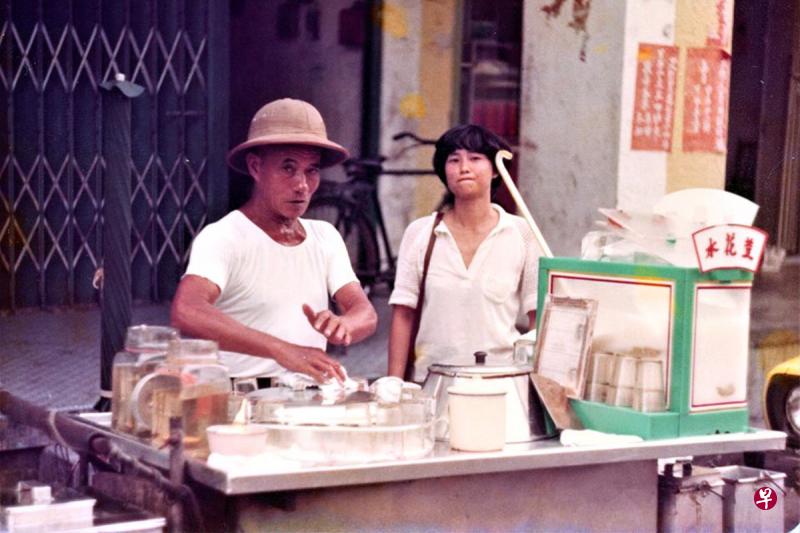 罗伯特这个“红毛”举起相机留下妻子在街边小贩摊位的身影,忙着准备嘟嘟糕的小贩还看了他一眼。(受访者提供照片) 罗伯特这个“红毛”举起相机留下妻子在街边小贩摊位的身影,忙着准备嘟嘟糕的小贩还看了他一眼。(受访者提供照片)