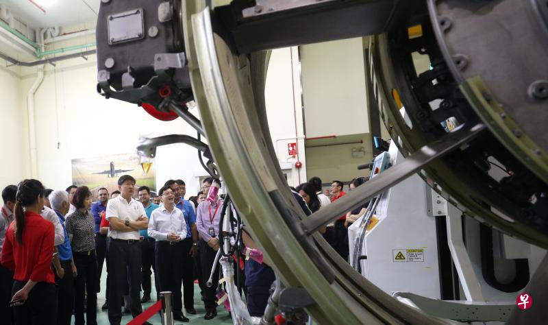 财政部长王瑞杰(右二起)、总理公署部长兼职总秘书长黄志明,以及职总会长雷家英昨天走访新科工程的宇航设施,了解集团去年底采用全自动防磨带修复机后如何提高工作效率。(林泽锐摄) 财政部长王瑞杰(右二起)、总理公署部长兼职总秘书长黄志明,以及职总会长雷家英昨天走访新科工程的宇航设施,了解集团去年底采用全自动防磨带修复机后如何提高工作效率。(林泽锐摄)
