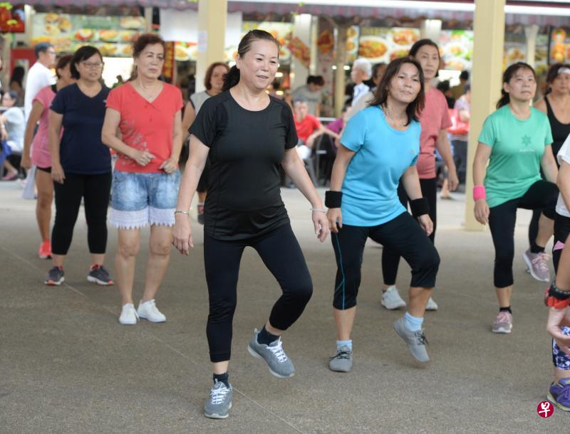 无论学历或收入多寡,专家认为年长者应该积极动起来,参与社区活动,丰富社交生活,做到幸福老龄化。(档案照片) 无论学历或收入多寡,专家认为年长者应该积极动起来,参与社区活动,丰富社交生活,做到幸福老龄化。(档案照片)