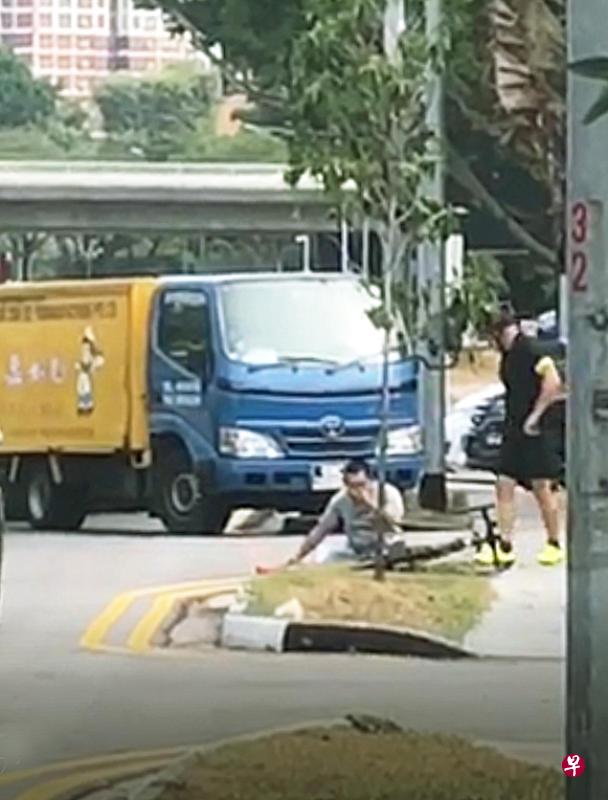 罗厘司机过后被骑士一拳打倒在地。(档案照) 罗厘司机过后被骑士一拳打倒在地。(档案照)