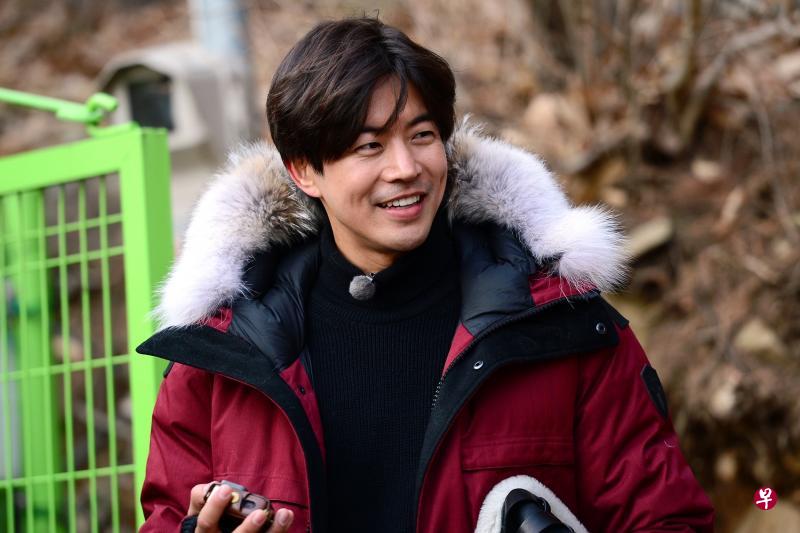 首次挑战综艺节目《执事部》 李相仑变综艺黑马。 首次挑战综艺节目《执事部》 李相仑变综艺黑马。