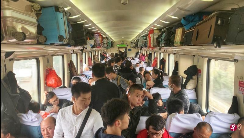 作者采访的硬座车厢人满为患,乘客很难在车厢内走动。(作者提供) 作者采访的硬座车厢人满为患,乘客很难在车厢内走动。(作者提供)
