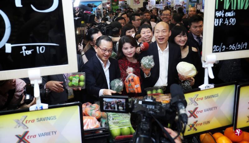 职总平价总裁谢健平(前排左一)与韩国瑜(前排左三)在超市里展示来自高雄的农产品。(林泽锐摄) 职总平价总裁谢健平(前排左一)与韩国瑜(前排左三)在超市里展示来自高雄的农产品。(林泽锐摄)