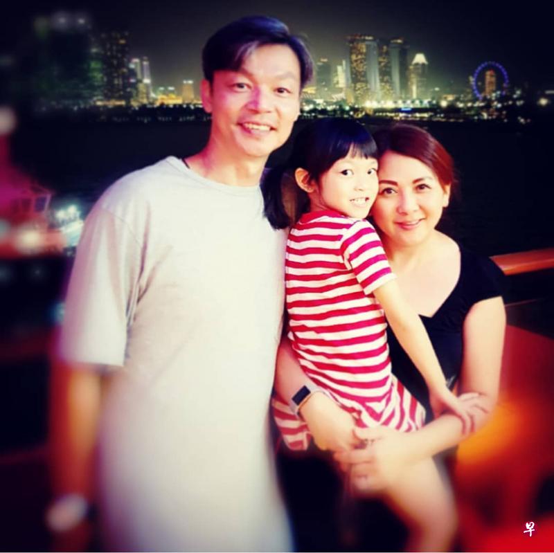 李国煌(左起)与小女儿李紫菡和太太黄爱玲。(互联网) 李国煌(左起)与小女儿李紫菡和太太黄爱玲。(互联网)