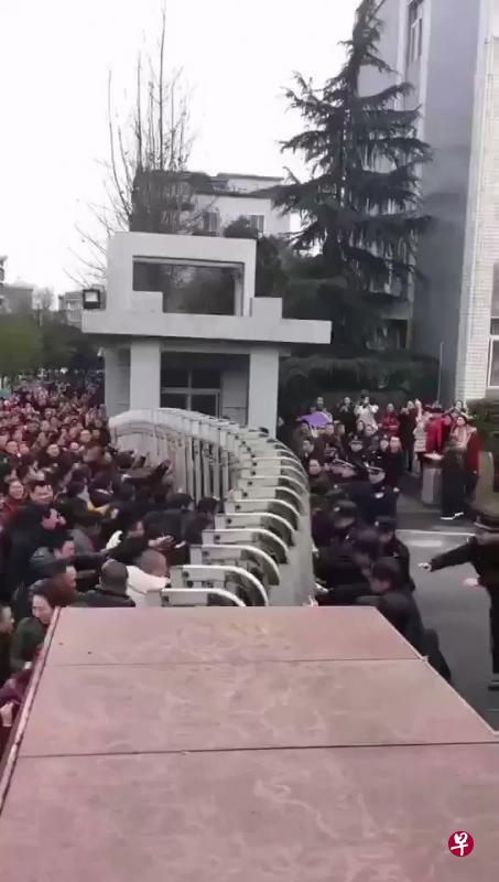 视频显示,抗议民众与警察隔着荣县政府大楼外的铁闸,一方力推一方力扶。(视频截图) 视频显示,抗议民众与警察隔着荣县政府大楼外的铁闸,一方力推一方力扶。(视频截图)