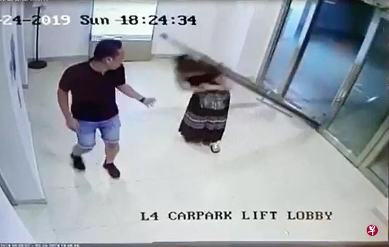 玻璃门不知何故轰然倒下,砸中主妇。(读者提供) 玻璃门不知何故轰然倒下,砸中主妇。(读者提供)