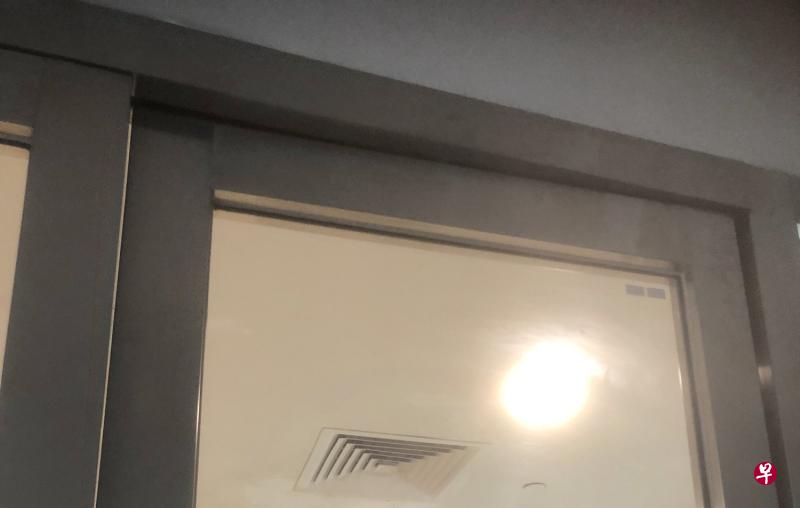 记者发现商场五楼玻璃门与门框的衔接处也有松动的迹象。(邬福梁摄影) 记者发现商场五楼玻璃门与门框的衔接处也有松动的迹象。(邬福梁摄影)