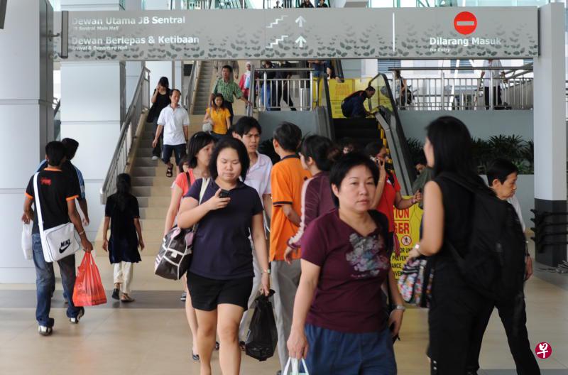 新山汉达英达公司在过去六年运营新山士乃国际机场至新山中央车站的巴士服务。(档案照片) 新山汉达英达公司在过去六年运营新山士乃国际机场至新山中央车站的巴士服务。(档案照片)