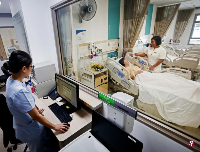 护理行业仍非常需要劳力,协助年长者吃饭、冲凉、更衣、如厕等都无法用机器代劳。(档案照片) 护理行业仍非常需要劳力,协助年长者吃饭、冲凉、更衣、如厕等都无法用机器代劳。(档案照片)