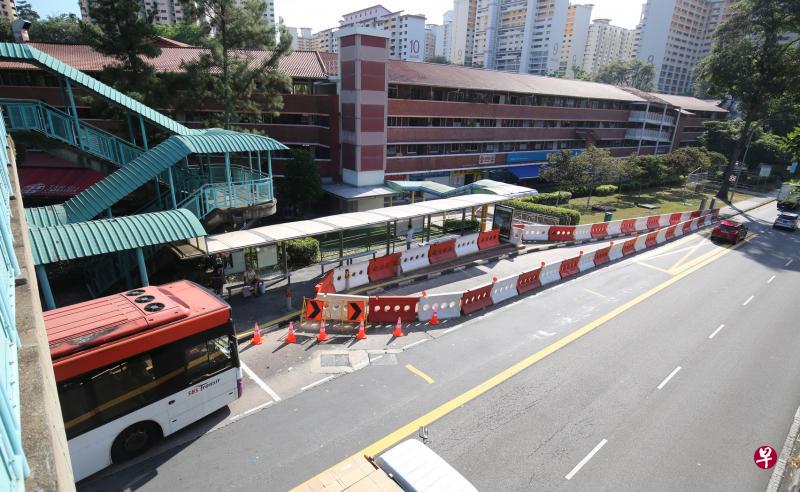 为了安全起见,荷兰通道巴士站的梯级周围架起了围栏,乘客必须步行到巴士站前方才能上车。(梁麒麟摄) 为了安全起见,荷兰通道巴士站的梯级周围架起了围栏,乘客必须步行到巴士站前方才能上车。(梁麒麟摄)