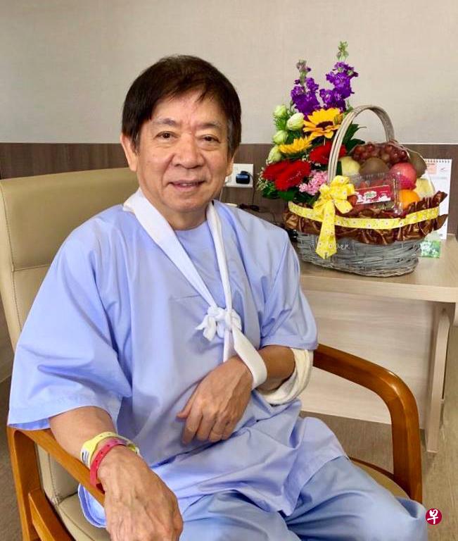 基础建设统筹部长兼交通部长许文远目前在新加坡中央医院留医,精神看来不错。(取自面簿) 基础建设统筹部长兼交通部长许文远目前在新加坡中央医院留医,精神看来不错。(取自面簿)