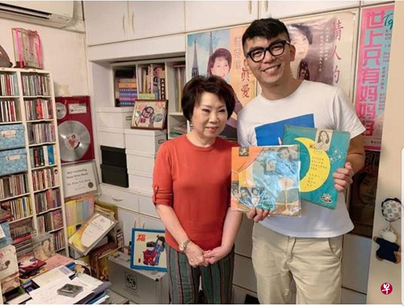 陈子谦手上的两张黑胶唱片是他向收藏家以各150新元购买的。(泉工作室提供) 陈子谦手上的两张黑胶唱片是他向收藏家以各150新元购买的。(泉工作室提供)