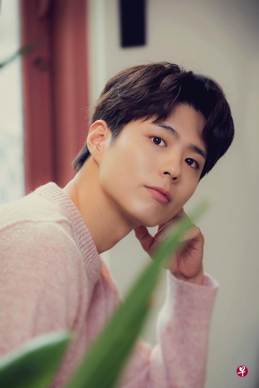 被问到现实生活中的恋爱风格是什么样子,朴宝剑回答说:“虽然也会毫无保留的表达自己的爱意,但在感情方面也会变得十分谨慎。”(图/金致允摄) 被问到现实生活中的恋爱风格是什么样子,朴宝剑回答说:“虽然也会毫无保留的表达自己的爱意,但在感情方面也会变得十分谨慎。”(图/金致允摄)