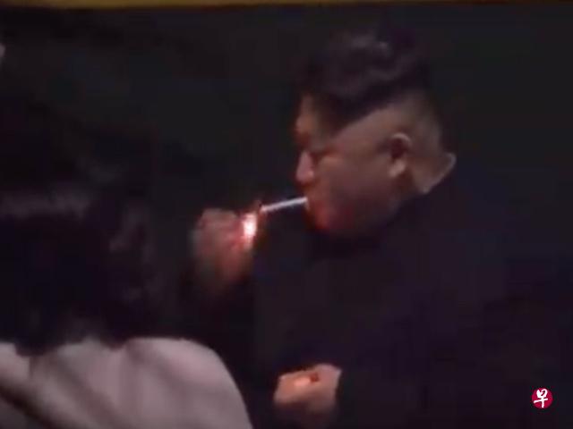 金正恩早前在南宁火车站被拍到下车抽烟(互联网) 金正恩早前在南宁火车站被拍到下车抽烟(互联网)