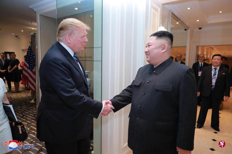 据朝中社报道,金正恩(右)誓言将与特朗普再次会晤,继续进行核问题谈判。(路透社) 据朝中社报道,金正恩(右)誓言将与特朗普再次会晤,继续进行核问题谈判。(路透社)