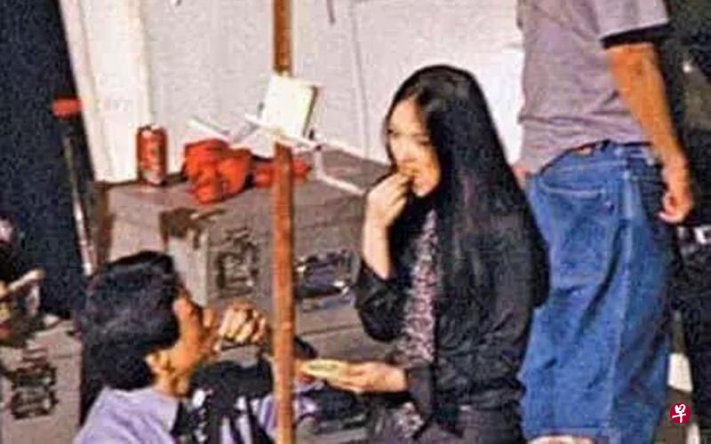 章子怡(右)当年喂成龙吃葡萄的新闻引起媒体大肆报道。(互联网) 章子怡(右)当年喂成龙吃葡萄的新闻引起媒体大肆报道。(互联网)
