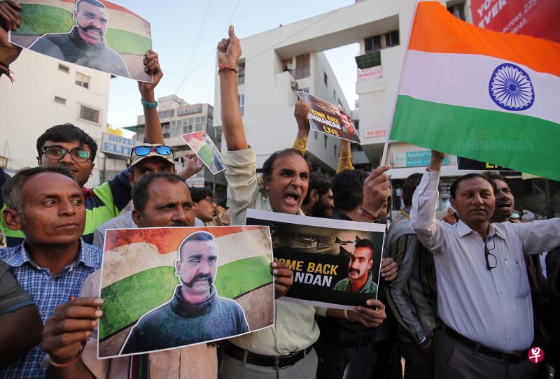 在印度西部城市艾哈迈达巴德,民众昨天高举国旗和被俘6飞行员的照片,欢迎他回国。(路透社) 在印度西部城市艾哈迈达巴德,民众昨天高举国旗和被俘6飞行员的照片,欢迎他回国。(路透社)